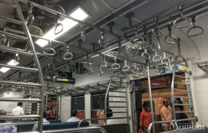 インドの電車　インド旅行　ムンバイ　India Mumbai