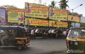 オートリキシャ―　インドの道路　インド旅行　ムンバイ　India Mumbai