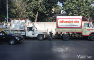 インドの道路　トラック　インド旅行　ムンバイ　India Mumbai