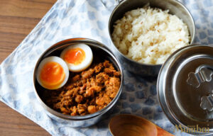 ダッバー　使用例　Dabba　インドのステンレス弁当箱　ダッバーワラ　カレー弁当　スパイスカレー　ズィーラライス