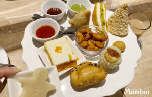 インドのアフタヌーンティー　ムンバイアフタヌーンティーセット　インド料理ムンバイ　インドスイーツ　インドスナック　マサラチャイ　無限チャイ　おかわり自由　飲み放題　インド菓子　ミタイ　mithai　Mumbai +The India Tea House　四谷　四ツ谷　アトレ恵比寿　東京