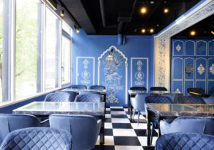 インド料理ムンバイ四谷店　2F　The Blue Haveli　インドのアフタヌーンティー　インドスイーツ　Indian Sweets　ミタイ　mithai　マサラチャイ　おかわり自由　チャイ飲み放題　無限チャイ　インドカレー　ラジャスターン地方　邸宅　まるでインド　インド旅行気分　青い店内　カフェ　インドカレー　テイクアウト　ディナー　四ツ谷　新宿区　中央線　東京