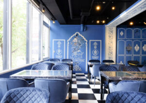 インド料理ムンバイ四谷店　2F　The Blue Haveli　インドのアフタヌーンティー　インドスイーツ　Indian Sweets　ミタイ　mithai　マサラチャイ　おかわり自由　チャイ飲み放題　無限チャイ　インドカレー　ラジャスターン地方　邸宅　まるでインド　インド旅行気分　青い店内　カフェ　インドカレー　テイクアウト　ディナー　四ツ谷　新宿区　中央線　東京