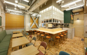 よしもとカレー　ゴーゴームンバイ イオンモール川口前川店　埼玉県川口市　インドカレー　ハーフ＆ハーフセット　コラボメニュー　フードコート　ビーフカレー　吉本興業　社員食堂　Munch Lunch　芸人ステッカー　インド料理ムンバイ　ムンバイグループ　Mumbai
